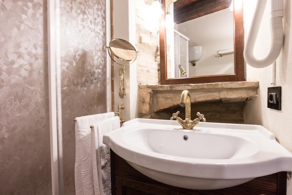 Domus In Castro Bed & Breakfast Montecchio  Phòng bức ảnh
